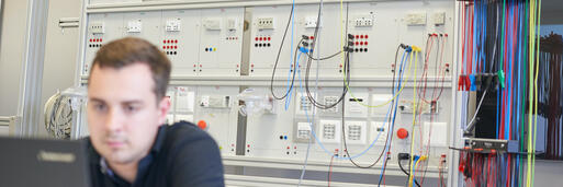 Les cours de base certifiés offrent un bon mix de théorie et exercises pratiques.