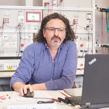 Dans un centre de formation certifié, vous vous familiarisez avec les bases théoriques et pratiques de KNX.