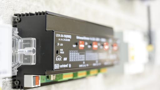 KNX-Aktoren steuern Licht und dimmen LEDs in Einzel- oder Szenenschaltung